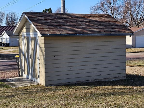 710 S Cherry St, Lamberton, MN 56152