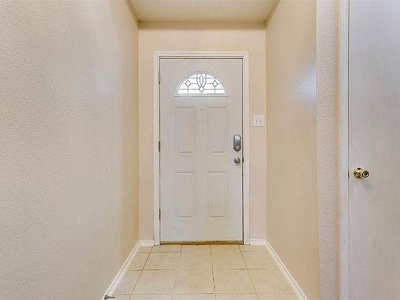 3rd image of 909 Beaver Creek Dr