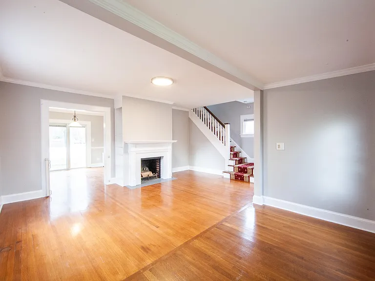 4 Oakcroft Ave — Photo 3