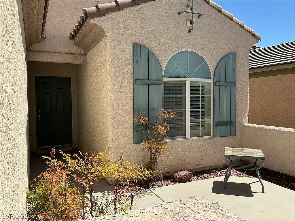 3 bed, 2.0 bath, 1904 sqft, $2,795 — Photo 2
