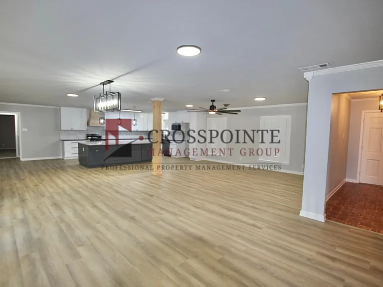 1809 Glen Arbor St — Photo 9