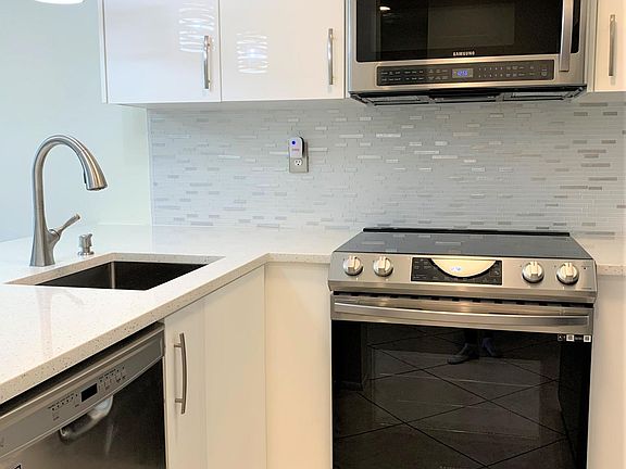 3rd image of 3326 Olympic Dr APT 425