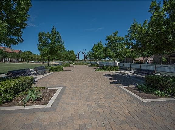 3rd image of 6689 Plaza Via
