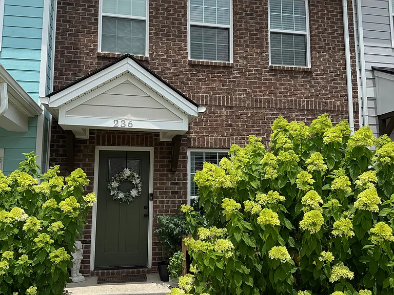 236 Mansfield Dr — Photo 1