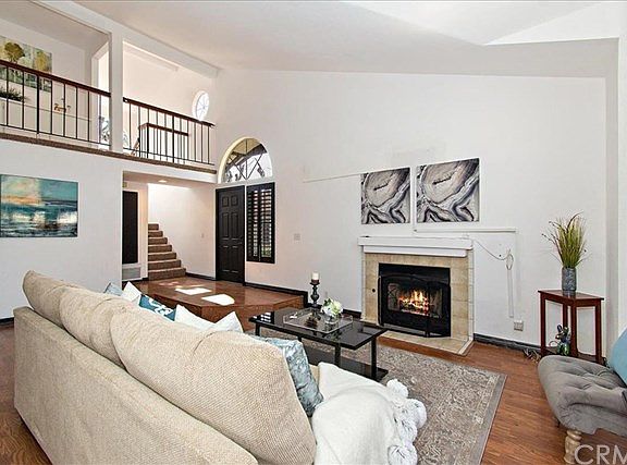 3rd image of 815 Castlebury Ct