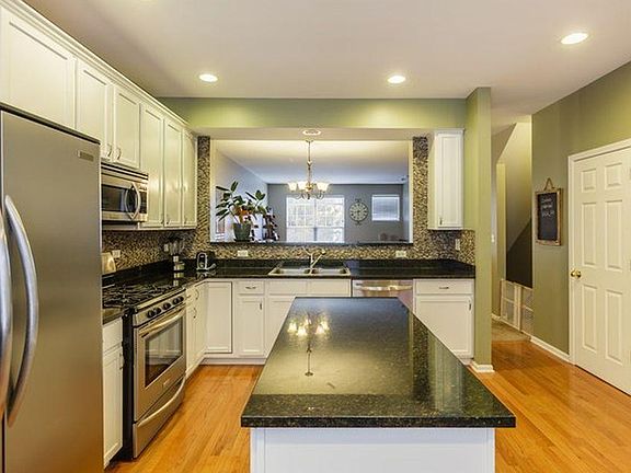 5th image of 372 W Wood St