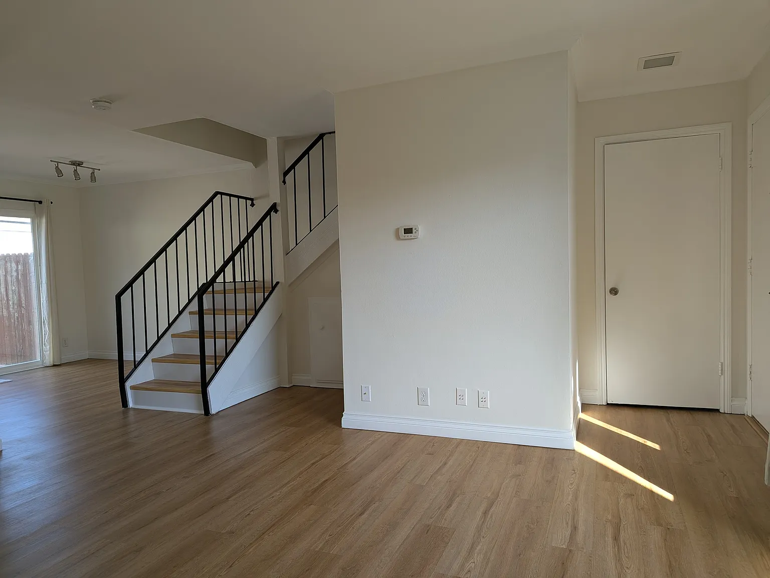 3 bed, 1.5 bath, 1066 sqft, $3,060 — Photo 2