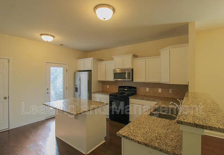 4946 Ballantine Dr — Photo 6