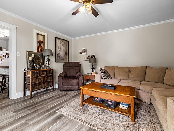3rd image of 1049 Spring Valley Rd