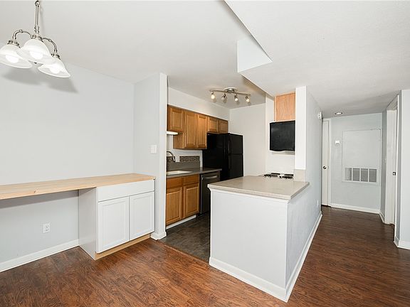 5th image of 904 University Oaks #136