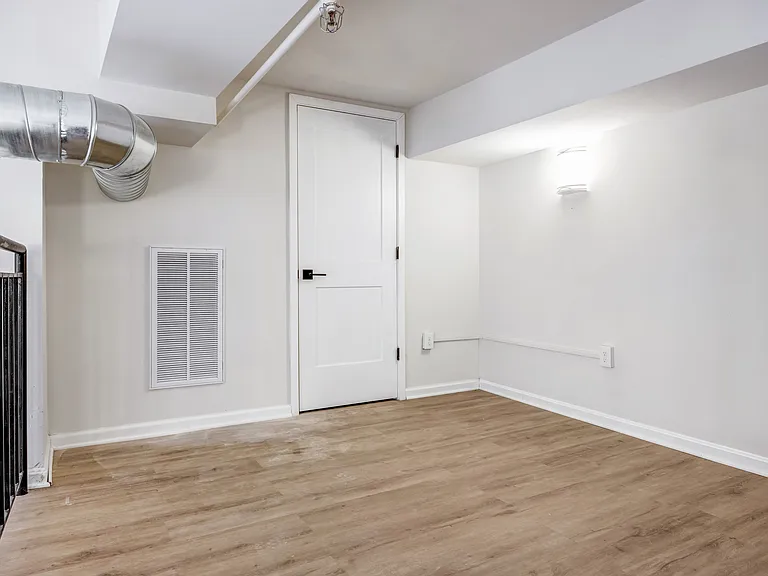 Welcome to Luckey Platt, where modern living meets comfort! This spacious unit features elegant flooring, bright interiors, and a clean design, perfect for your lifestyle. Don't miss outschedule your tour today!