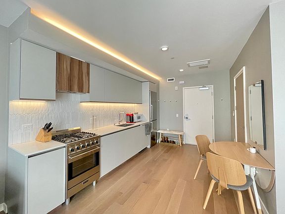 4th image of 2448 Lombard St #403