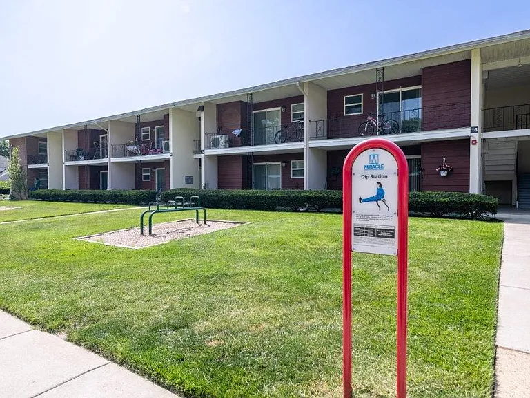 Edgewater Gardens Apartment Homes — Photo 13