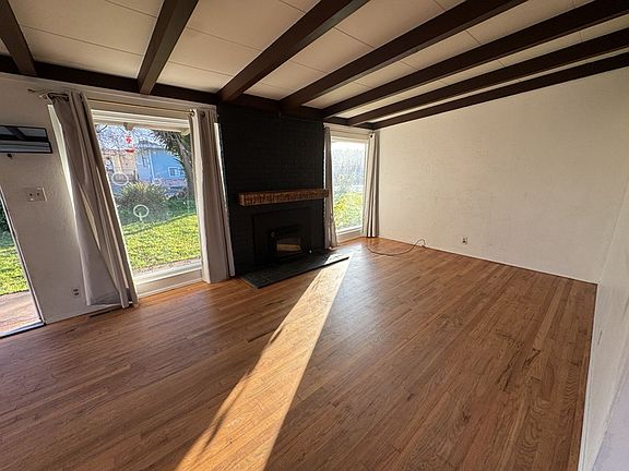5th image of 2297 Hillcrest Ave