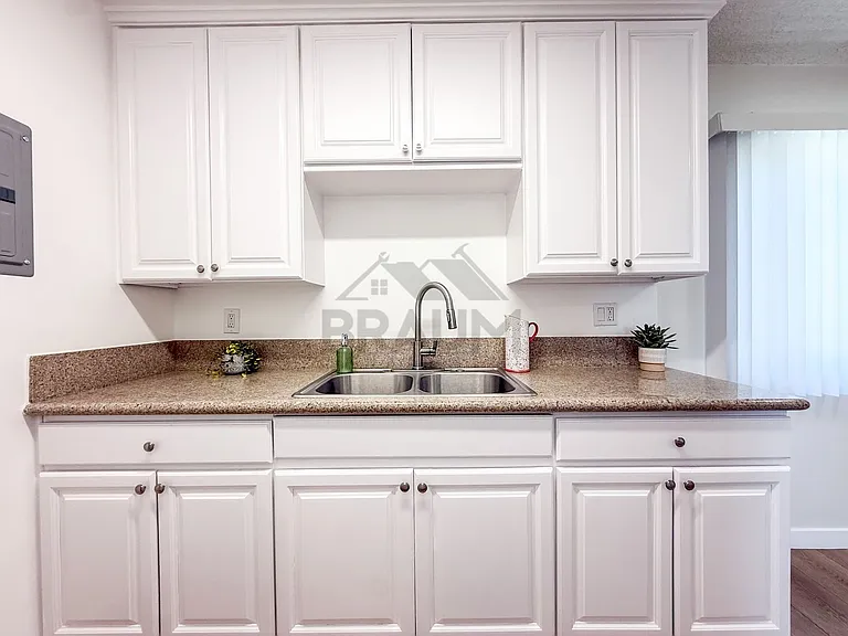 6336 TUJUNGA AVE. — Photo 9
