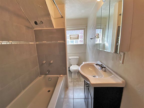 4th image of 621 Collins Ave APT 4