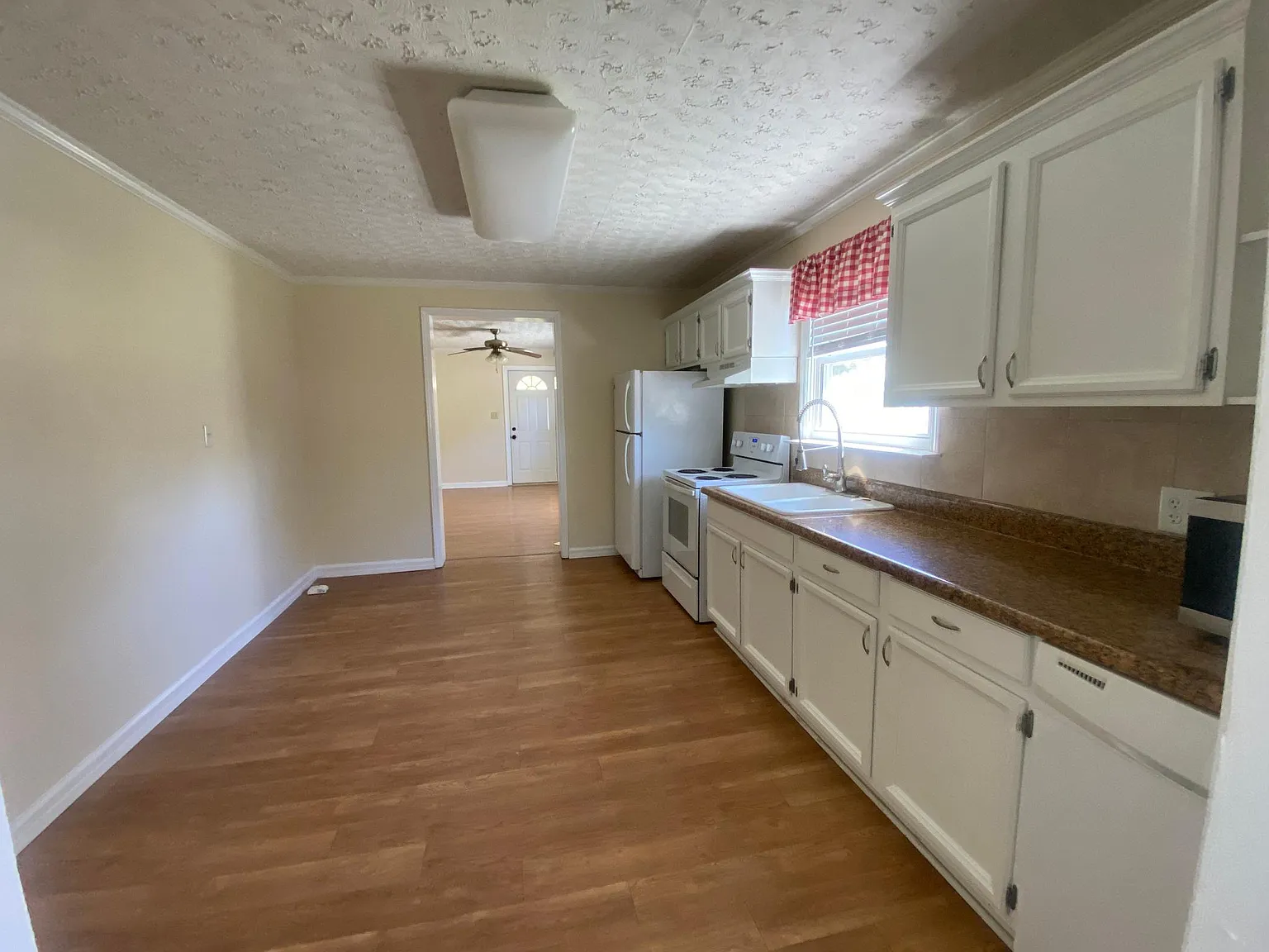 3 bed, 1050 sqft, $1,700 — Photo 2