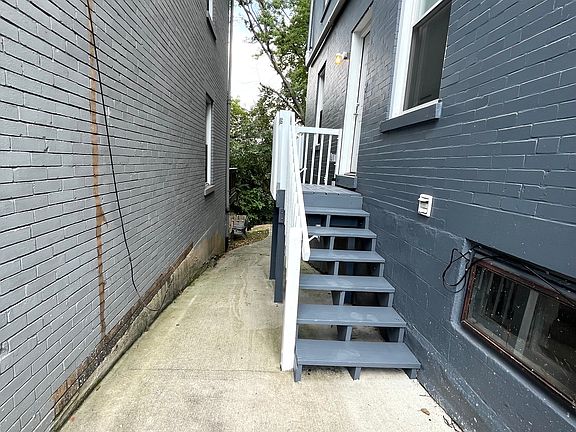 5th image of 614 Straight St