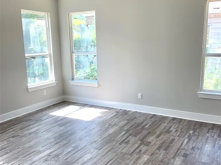 4621 Collins Ave — Photo 5