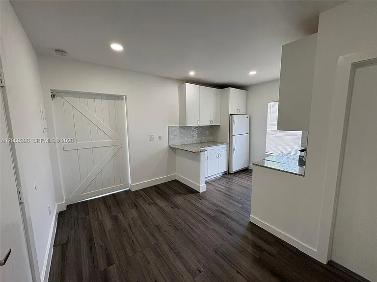 3237 SW 4th St #5 — Photo 6
