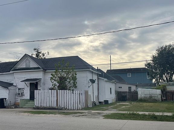 2nd image of 1517 Everett St