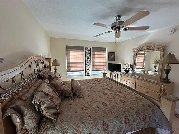 4th image of 923 Villa Circle