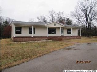 694 Strayhorn Lake Dr, Sarah, MS 38665