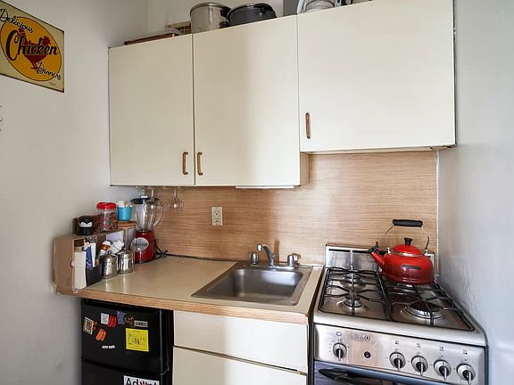 3rd image of 198 8th Ave APT 5F
