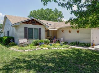 819 Meadowbrook Rd, Salina, KS 67401