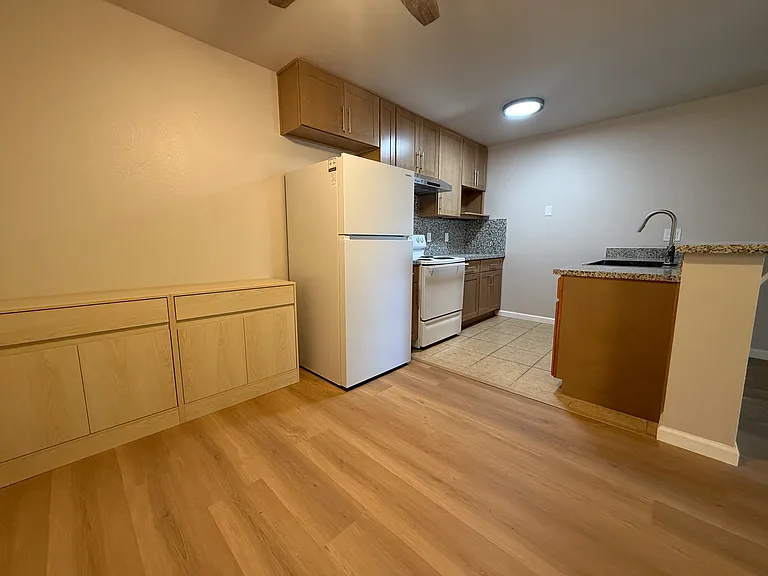 259 N Capitol Ave — Photo 11
