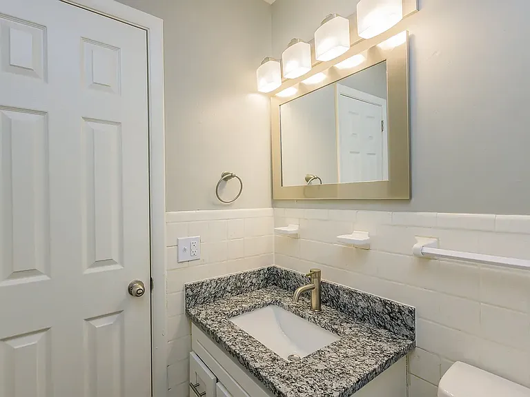 120 Oakley — Photo 18