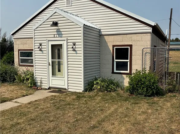 811 6th St W, Roundup, MT 59072