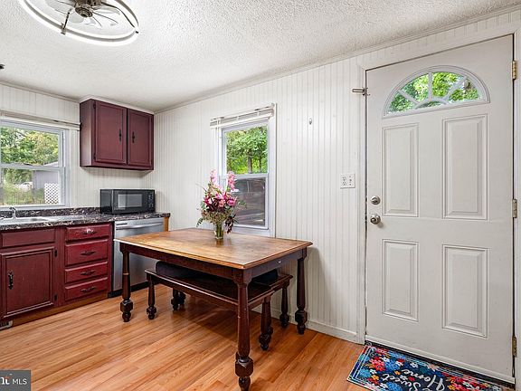 4th image of 28 Chestnut Hill Ln