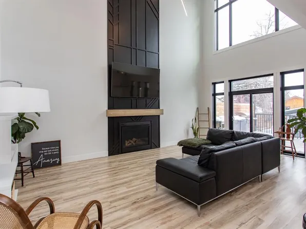 5007 W 35th St, Sylvan Lake, AB T4S 1B1