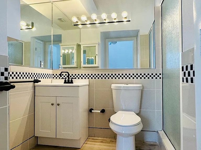 En Suite bathroom (to Bedroom 2)