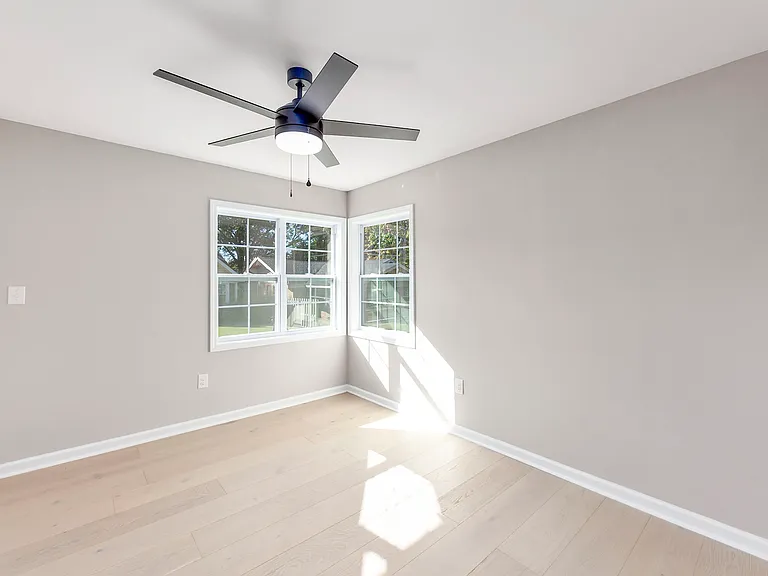 135 W Grand Ave #B — Photo 16