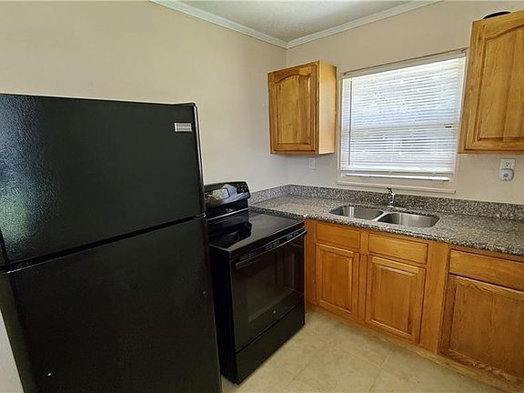 3rd image of 1011 Vine Ave
