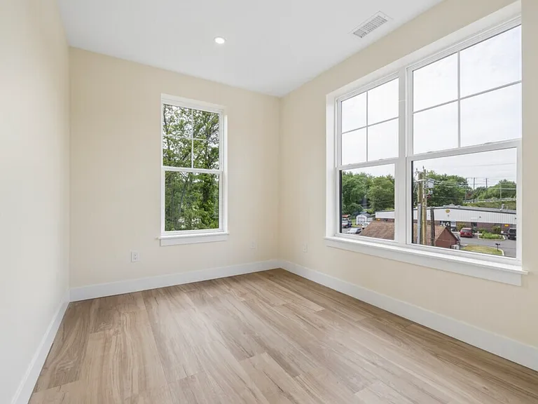 1BR, 1BA - 937SF - Den