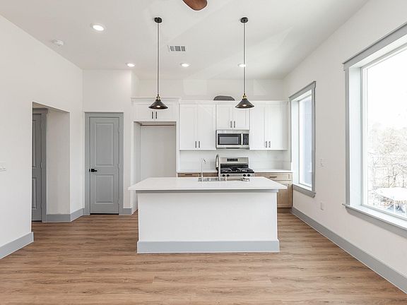 5th image of 704 S 1st St