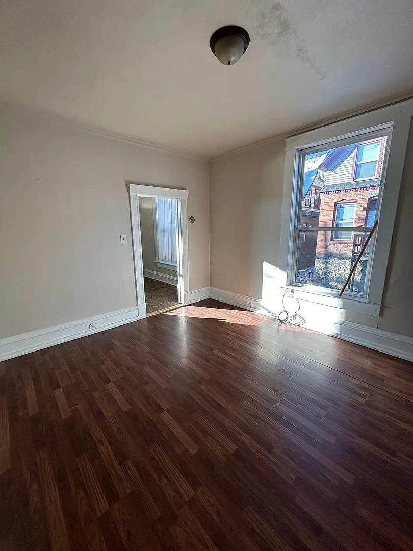 844-846 W Mercury St — Photo 4