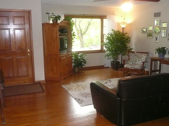 2nd image of 1151 Meadowbrook Ln