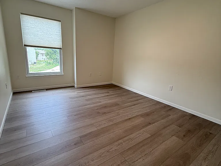 680 Emily St — Photo 7