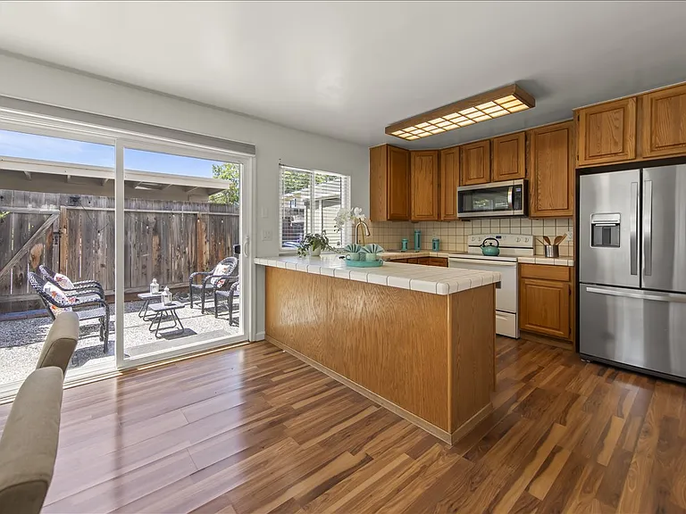 1811 Queen Victoria Way — Photo 6