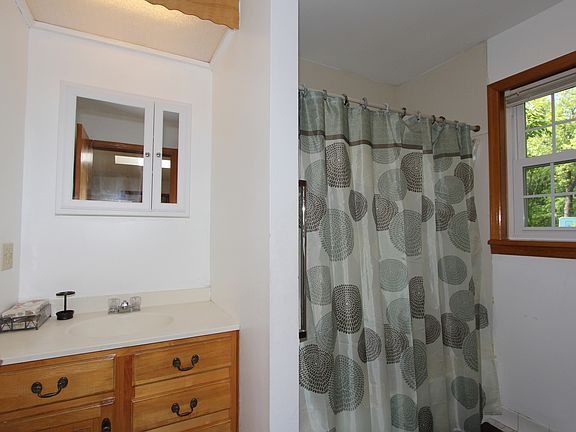 5th image of 30 Winthrop Dr