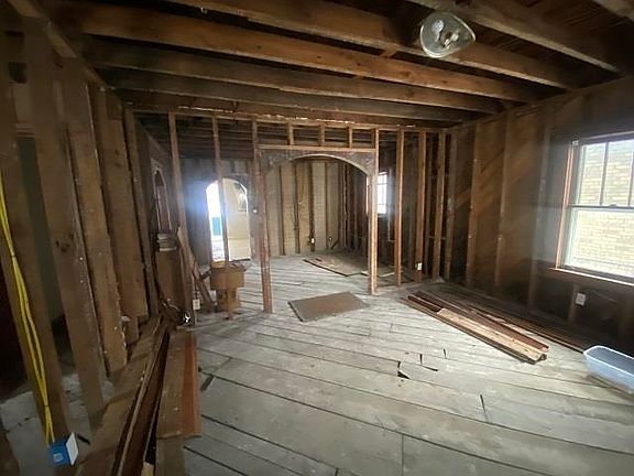 4th image of 1213 W Collins St