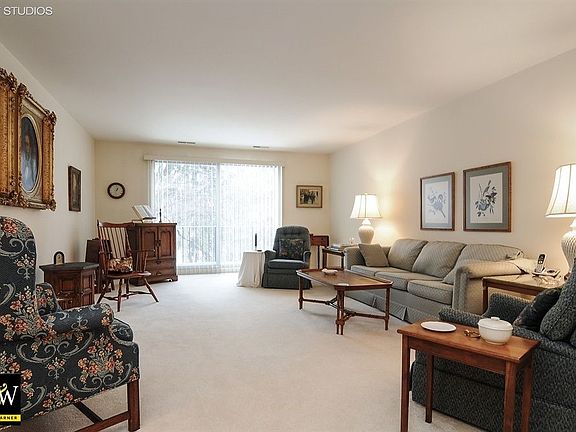 2nd image of 90 Franklin Pl E APT 205
