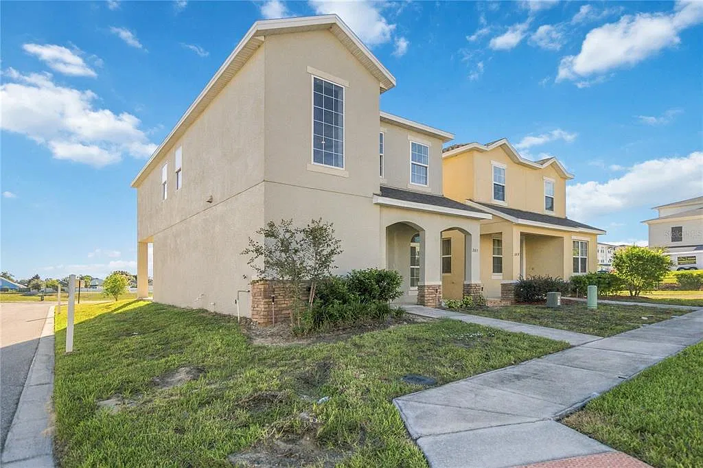 3 bed, 2.5 bath, 2191 sqft, $2,100 — Photo 3