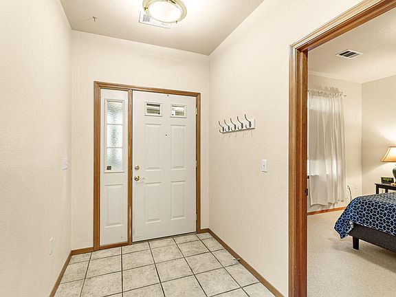 5th image of 915 Mountain Meadows Cir