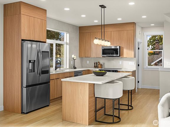 5th image of 14308 Roslyn Place N
