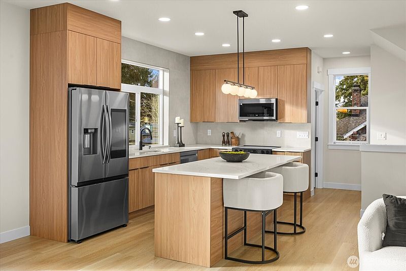 5th image of 14308 Roslyn Place N